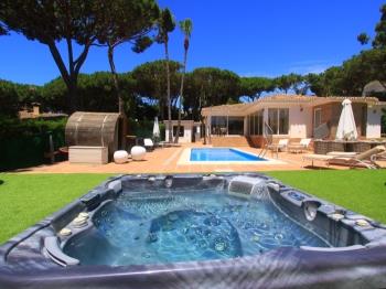 2055 Stunning five star Villa , Jacuzzi , Sauna - Апартаменты в Marbella