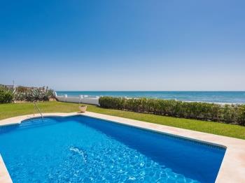 1100 Beach Front Villa with attached Apartment - Апартаменты в Marbella