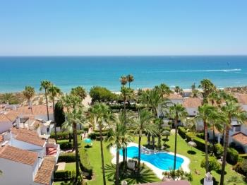 1176 Beach front House, 2 pools and Garden area - Апартаменты в Marbella