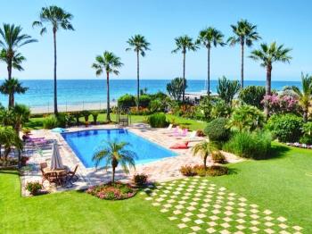 5501 Giant Beachfront Villa 8 bedrooms and cinema - Апартаменты в Marbella
